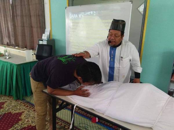 PELAJARILAH tatacara pengurusan jenazah kerana begitu banyak ganjaran yang diberikan ALLAH kepada mereka yang menguruskan jasad yang sudah tidak bernyawa. -FOTO: IHSAN BUMIJEZ SDN BHD.