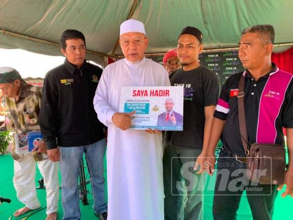 Ahmad memegang kad SAYA HADIR untuk program Dr Zakir Naik ke Kelantan 9 Ogos ini. 