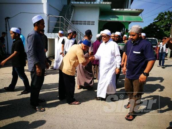 Abdul Hadi bertemu orang ramai selepas menyampaikan kuliah di Masjid Rusila hari ini.