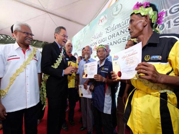 Menteri Kesihatan Datuk Seri Dr Dzulkefly Ahmad (dua, kiri) beramah mesra bersama penerima sijil Ikon Gigi Orang Asli (iGG-OA) pada program IGG-OA peringkat kebangsaan 2019 di Kampung Orang Asli Menderang 1, hari ini. - Foto Bernama