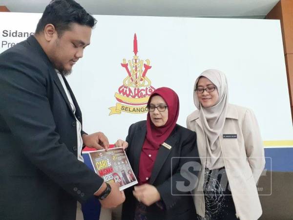 Dr Siti Mariah mengumumkan mengenai pelancaran Program Mega Cari dan Musnah Aedes Selangor di Foyer Dewan Annex Bangunan Sultan Salahuddin Abdul Aziz Shah hari ini.