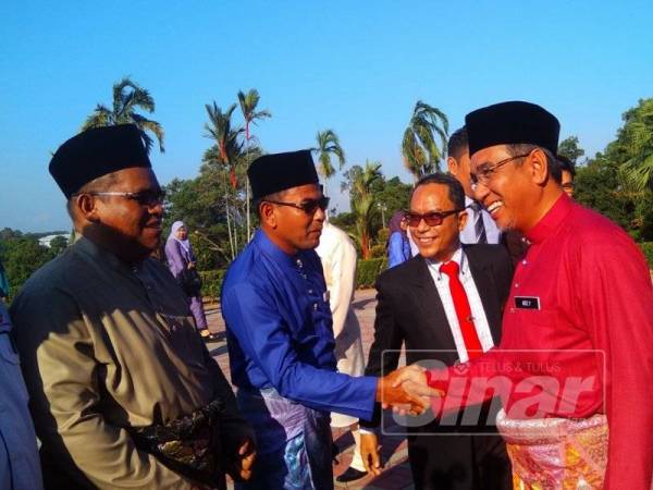 Adly bersalaman dengan penjawat awam selepas perhimpunan bulanan penjawat awam di Dataran Seri Negeri, Ayer Keroh, di sini hari ini.