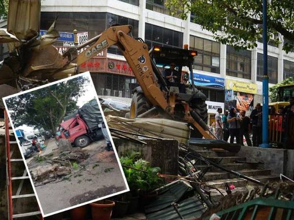 Antara struktur binaan haram yang dirobohkan kerana tidak mendapat kebenaran DBKL. - FOTO: Ihsan FB DBKL. Gambar kecil, Sisa pokok tumbang yang menghempap sebuah lori di Pasar Borong Selayang sudah dibersihkan DBKL. - FOTO: Ihsan FB DBKL