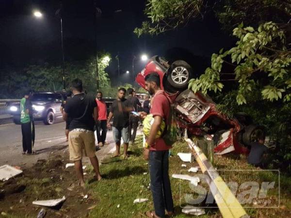 Kenderaan pacuan empat roda dinaiki mangsa yang terbabas dalam kemalangan itu.