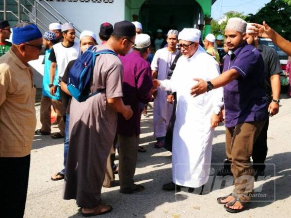 Orang ramai memenuhi luar masjid untuk bertemu Abdul Hadi selepas beliau menyampaikan kuliah di Masjid Rusila.