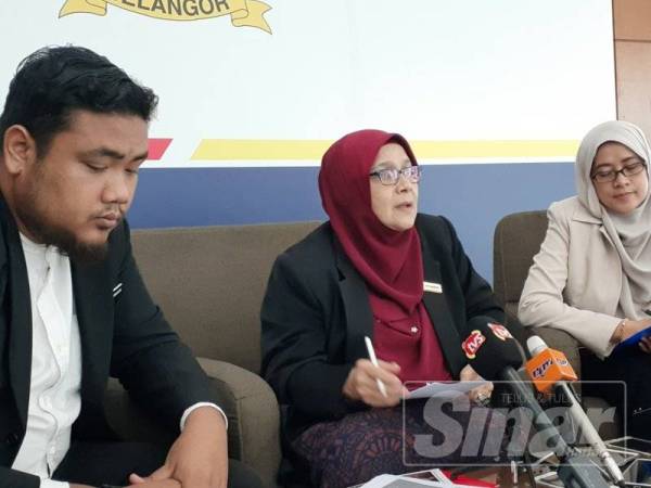 Dr Siti Mariah (tengah) bersama Dr Sharifah Malihah (kanan) ketika sidang akhbar di Foyer Dewan Annex Bangunan Sultan Salahuddin Abdul Aziz Shah di sini.