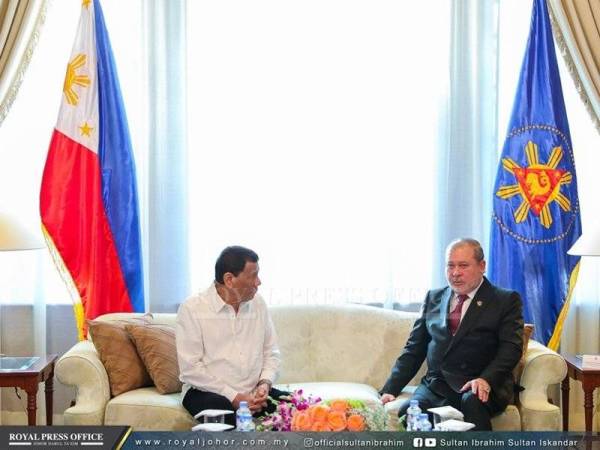 Sultan Ibrahim (kanan) ketika mengadakan pertemuannya bersama Duterte di Istana Malacanang, Manila, Filipina.