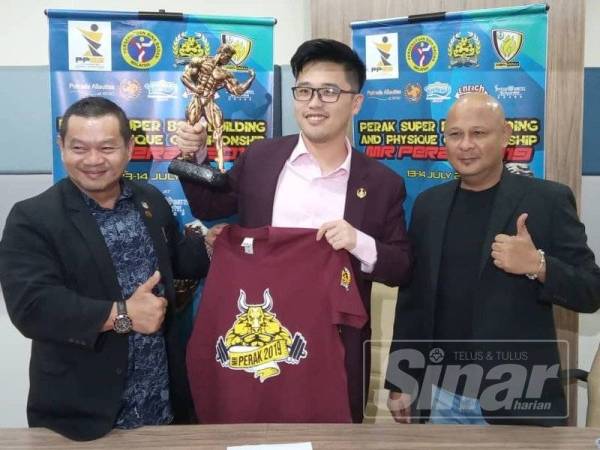 Howard Lee (tengah) bersama Presiden Persatuan Bina Badan Perak, Freedy Yam (kiri) dan Penasihat Sukan Perak Sport Academy, Fazwill Wahid pada sidang media hari ini.