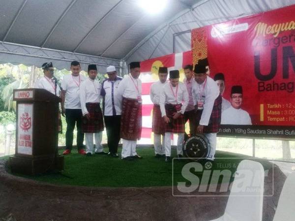 Shahril (tengah) mengetuk gong sebagai gimik perasmian Mesyuarat Perwakilan Pemuda UMNO Bahagian Alor Setar di RC Hall, depan Shahab Perdana di sini hari ini.