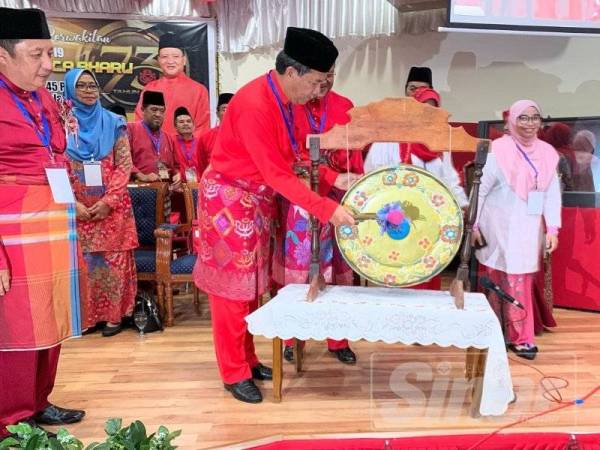 Mohamad memalu gong sebagai gimik perasmian Mesyuarat Perwakilan UMNO Bahagian Kota Bharu di Bangunan UMNO negeri hari ini.