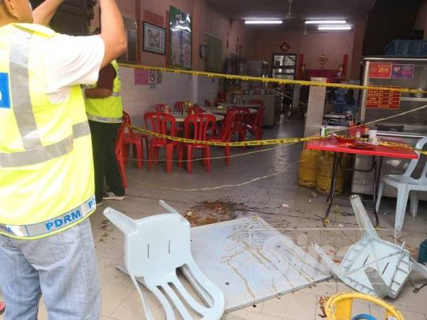 Mangsa pertama diserang ketika berada di sebuah kopitiam di sekitar Buloh Kasap, Segamat kira-kira jam 6 petang tadi.
