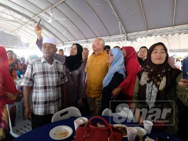 Orang ramai yang hadir tidak putus-putus bergambar bersama Najib pada program Santai Petang bersama Bossku di Kuala Nerang, hari ini.
