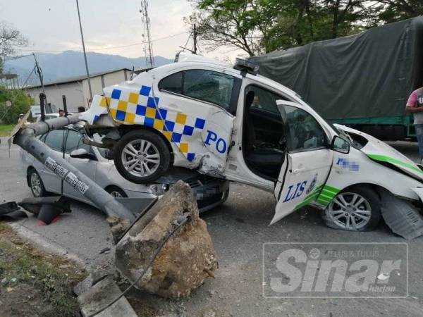 MPV PDRM remuk selepas dilanggar lori di Khantan, semalam.