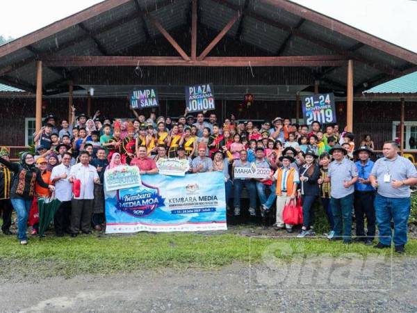 Sim Tze Tzin bersama ahli Kembara Media MOA dalam Majlis Perasmian Pusat Informasi Padi di Kampung Tambatuon, Kota Belud, Sabah, semalam. FOTO:ZAHID IZZANI