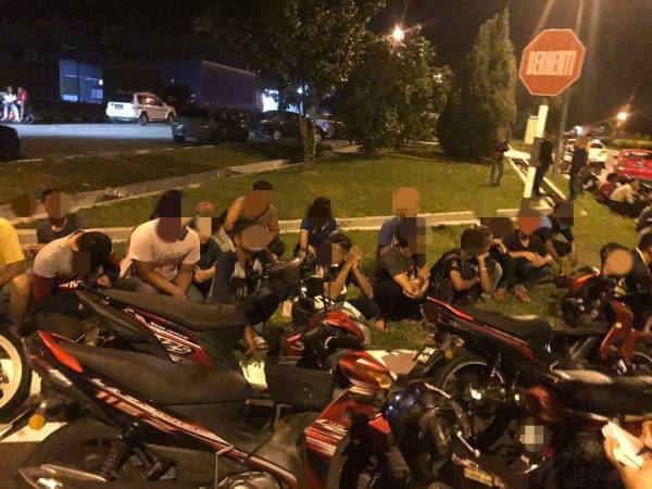 Antara penunggang motosikal yang ditahan dan diperiksa polis. - FOTO POLIS