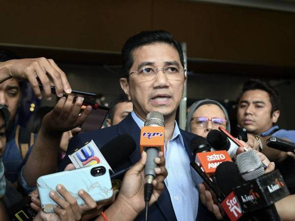 Menteri Hal Ehwal Ekonomi, Datuk Seri Mohamed Azmin Ali menjawab pertanyaan media pada Majlis Pelancaran Pameran 'Graduan Aspire Career' di Pusat Konvensyen Kuala Lumpur (KLCC) hari ini. - Foto Bernama 