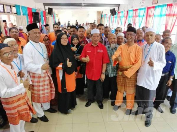 Mohamad (tengah) bersama sebahagian ahli Amanah Tumpat selepas selesai perasmian Mesyuarat Tahunan Amanah Kawasan Tumpat di Kompleks Perpaduan Tumpat hari ini.