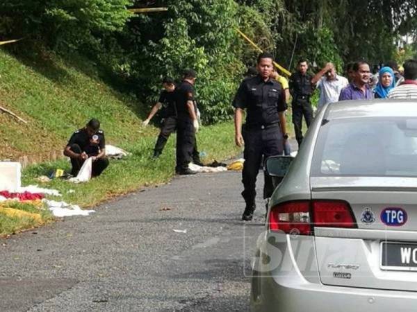 Anggota forensik Ibu Pejabat Polis Kontinjen Perak memeriksa penemuan barangan dipercayai milik mangsa yang ditemui di belakang sebuah rumah kosong di Taman Glenview, Kamunting, Taiping.