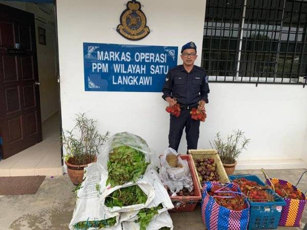 Anggota polis marin menunjukkan barangan yang dirampas dari sebuah bot dalam cubaan menyeludup masuk ke negara ini.