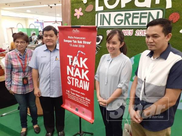 Loy Sian ketika merasmikan Majlis Pelancaran Kempen Tak Nak Straw di Main Place, Subang Jaya di sini.