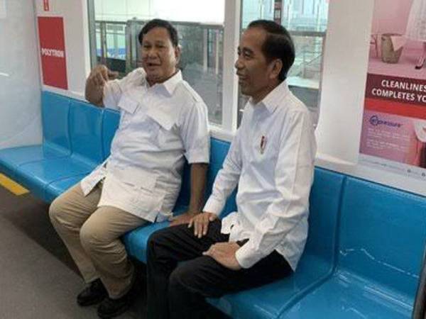 Jokowi (kanan) dan Prabowo turut berbual secara privasi. 