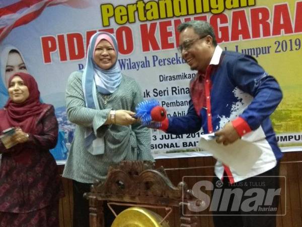 Rina memukul gong sebagai gimik perasmian majlis Pertandingan Pidato Kenegaraan 2019 peringkat Wilayah Persekutuan di Kolej Profesional Baitulmal, di sini, hari ini.