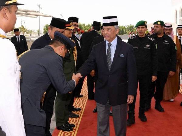 Yang di-Pertuan Agong Al-Sultan Abdullah Ri'ayatuddin Al-Mustafa Billah Shah (tengah) bersalaman dengan para hadirin ketika disambut oleh Gabenor Jeddah Putera Mishaal bin Majed bin Abdulaziz (kanan) di Terminal DiRaja Lapangan Terbang Antarabangsa Raja Abdulaziz hari ini. Foto: Bernama