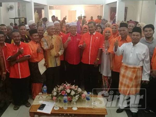 Mohamad (tengah) bersama kepimpinan Amanah Jeli selepas merasmikan mesyuarat agung tahunan kali ke-3 parti itu hari ini.