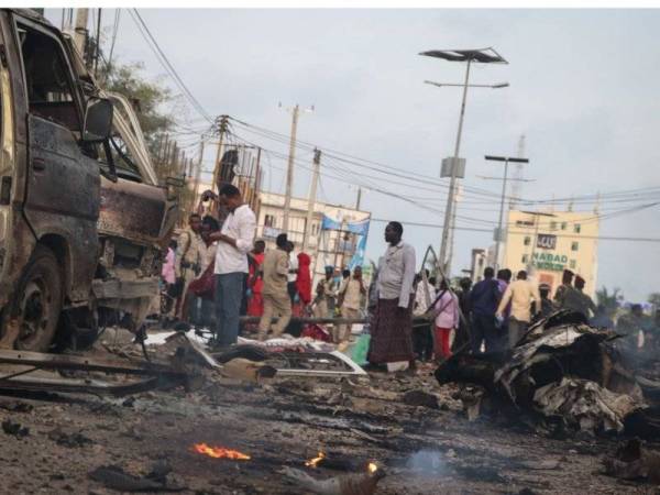 Orang ramai berkumpul di lokasi serangan bom kereta di Mogadishu yang didalangi militan Al-Shabaab tahun lalu. 