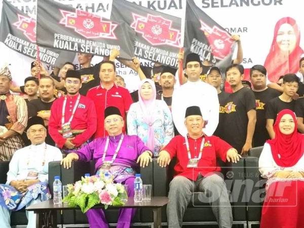 Annuar (dua, kiri) bergambar bersama kepimpinan UMNO negeri dan bahagian serta Skuad Sabil, di sini hari ini.