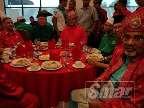 Tajuddin (kanan) bersama pimpinan UMNO Gopeng, meraikan ketibaan Najib petang tadi.