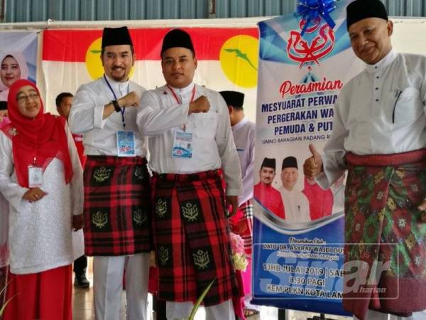 Asyraf Wajdi (tiga dari kanan) menyempurnakan gimik perasmian mesyuarat perwakilan Pemuda, Wanita dan Puteri UMNO Bahagian Padang Rengas sambil diiringi Mohd Ariff (dua dari kanan) hari ini.