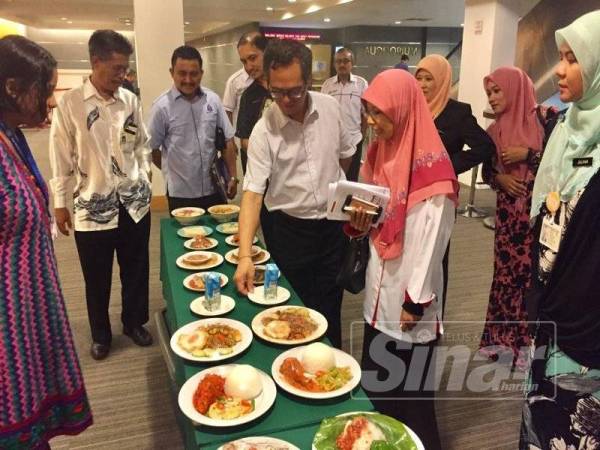 Chee Leong melihat contoh cara penyediaan yang bersih pada taklimat itu.