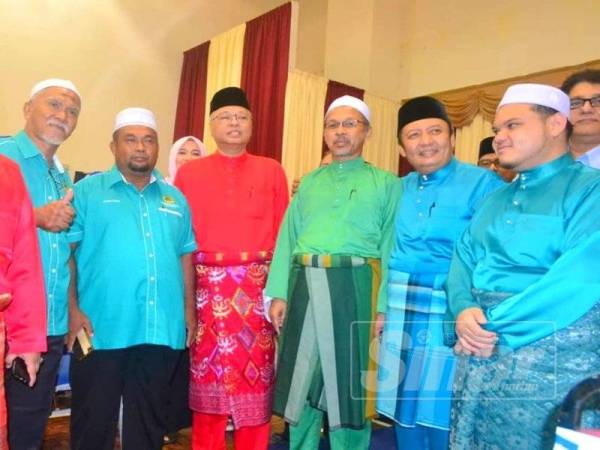 Ismail Sabri (dua dari kiri) bersama Ahmad Jazlan (dua dari kanan) bergambar dengan sebahagian rombongan tetamu dari Pas selepas perasmian Persidangan Perwakilan UMNO Bahagian Rantau Panjang di Dewan Apam Putra hari ini.