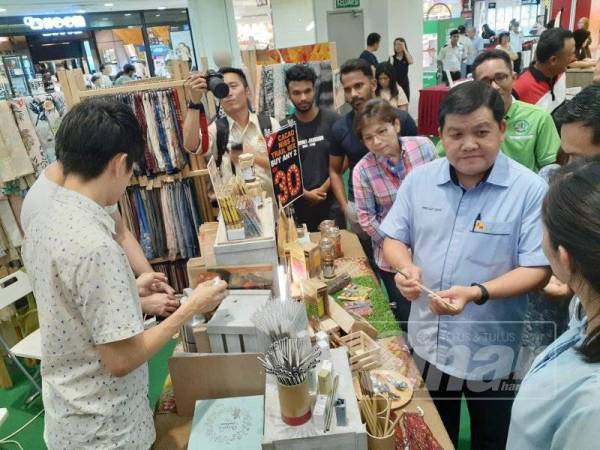 Loy Sian melawat salah satu gerai pameran ketika Majlis Pelancaran Program Kempen Bebas Plastik dan Pengguna Bijak ‘Program Lepak In Green’ di Kompleks Membeli Belah Main Place USJ 21, di sini.