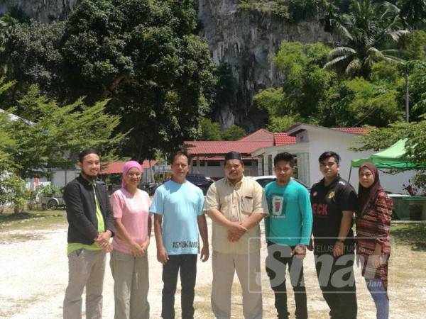 Mansor (tengah) bersama jawatankuasa KPAB selepas sesi pertemuan pertama di Asyuk Maju hari ini.