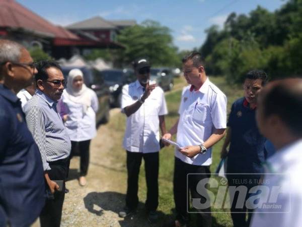 Sivarasa (tengah) berbincang dengan pegawai dan pimpinan setempat berhubung masalah air dalam lawatannya di Bukit Tebu Tanah Merah hari ini.