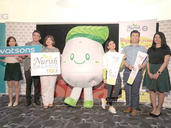 CORINA (tiga dari kiri) dan Roderick (dua dari kanan) bergambar bersama maskot Nurish Organiq Teen pada Majlis Pelancaran Nurish Organiq Teen di Bandar Utama, Petaling Jaya, Selangor baru-baru ini.