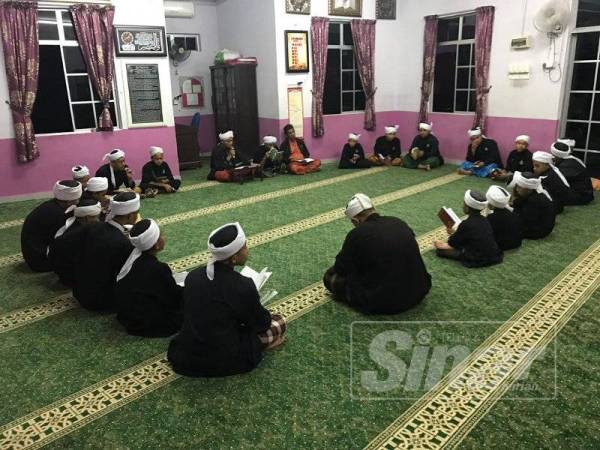 Pelajar Pondok Lanai membaca surah Yasin sebagai ikhtiar untuk menyelamatkan tanah penduduk dan Gunung Pulai daripada diambil bagi projek kuari batu kapur.