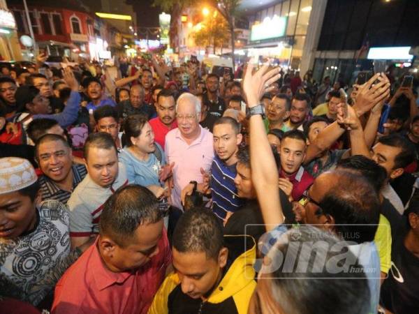 Orang ramai mula bersesak mengiringi Najib pada program Moh Bersama Bossku di Gerbang Malam, malam ini.