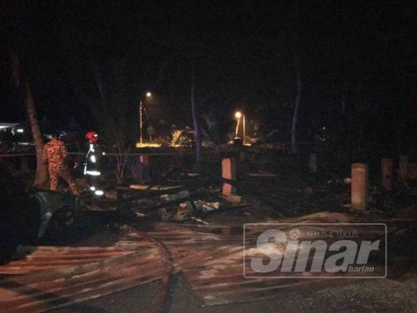 Rumah musnah selepas terbakar dalam kejadian di Kampung Indah, Banting hari ini.