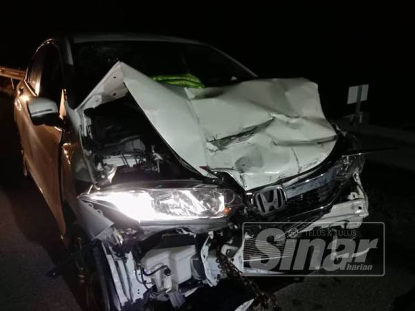 Kereta mangsa remuk dalam kemalangan di LDP semalam.