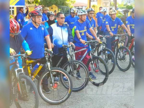 Mohd Rakbi (dua dari kiri) semasa merasmikan Program Kayuhan Perkasa Bersama JKDRM Kelantan.