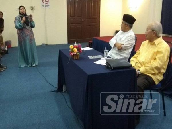 Tengku Razaleigh (kanan) mendengar soalan diajukan penonton pada program Bicara Bersama Tokoh bertajuk Masa Depan Politik Melayu anjuran Gagasan Melayu Perak di Dewan Safari Resort Sungai Perak malam tadi.