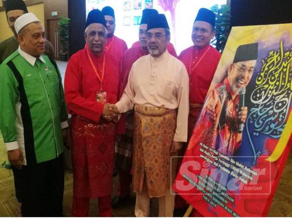 Tajuddin (kanan) bersalaman dengan Musa selepas merasmikan Persidangan Perwakilan UMNO Bahagian Bukit Mertajam pagi tadi.