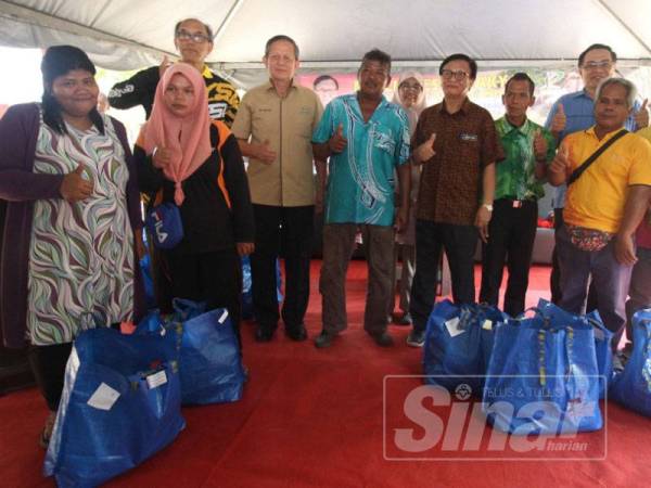 Mohd Anuar (enam dari kanan) bersama sebahagian masyarakat Orang Asli Che Wong yang menerima sumbangan pada Majlis Ramah Mesra bersama masyarakat Orang Asli Che Wong di Kampung Enggang Kuala Gandah di Temerloh Pahang hari ini.