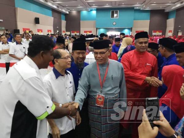 Wan Rosdy (tengah) bersama Nazri (Kanan) ketiba tiba di dewan terbabit untuk perasmian Mesyuarat UMNO Bahagian Jerantut hari ini.