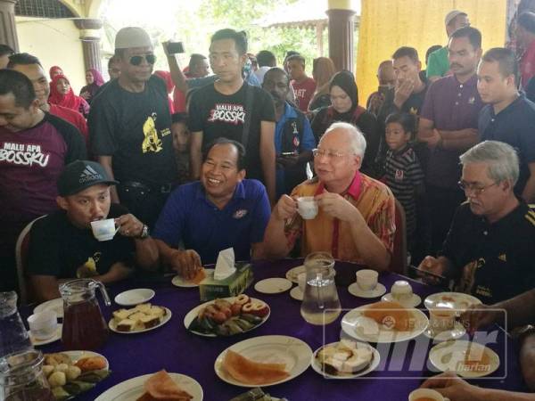 Najib menikmati hidangan minum petang yang disediakan sempena program santai petang bersama bossku di Kampung Semilang, Juru.