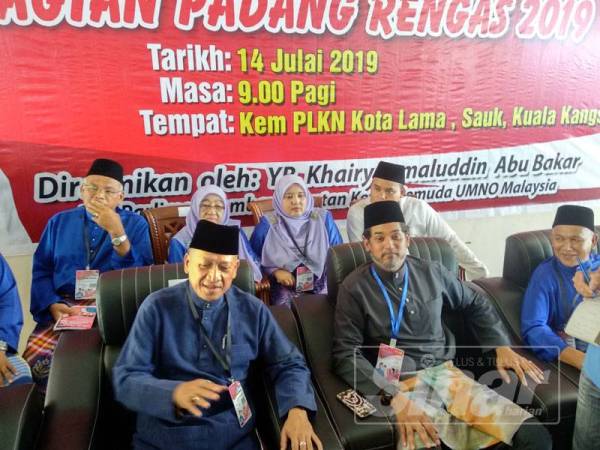 Khairy (kanan) dan Mohamed Nazri pada sidang media selepas Mesyuarat Perwakilan UMNO Bahagian Padang Rengas 2019 di Sauk, di sini hari ini.