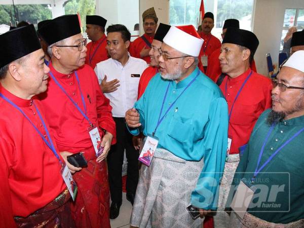 Ismail Sabri (dua dari kiri) beramah mesra bersama Timbalan Yang Dipertua Pas Lembah Pantai, Fauzi Abu Bakar (tiga dari kanan) semasa Persidangan Perwakilan UMNO Bahagian Lembah Pantai 2019 di PAUM Club House, Universiti Malaya hari ini. FOTO ASRIL ASWANDI SHUKOR
